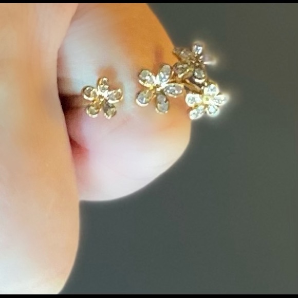 Feminine Floral Ring - Picture 5 of 5